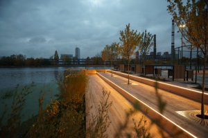 Набережную затона Новинки украсила архитектурная подсветка