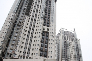 На корпусе А проблемного ЖК «Академ Палас» убрали строительные леса