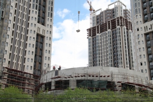 В проблемном ЖК «Академ-Палас» начался демонтаж плиты перекрытия въезда в подземную автостоянку