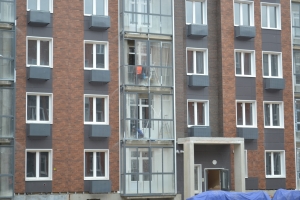 Во дворе второго корпуса проблемного ЖК «Легенда» установили детские площадки