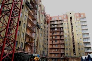 В корпусе №4 проблемного ЖК «Воскресенское» приступили к монтажу витражей