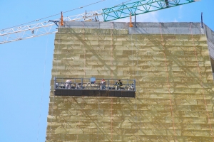 Началось устройство вентилируемого фасада в корпусе №3 проблемного ЖК «Воскресенское»