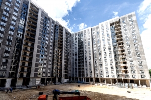 Фасады корпусов по реновации в Новогирееве облицуют пиленым кирпичом