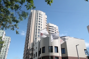 На детской площадке проблемного ЖК «Малыгина, 12» установлены игровые элементы