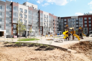 Между корпусами 2 и 7 проблемного ЖК «Легенда» высажены деревья