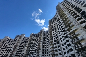 На стройплощадку проблемного ЖК «Квартал Триумфальный» завезены окна