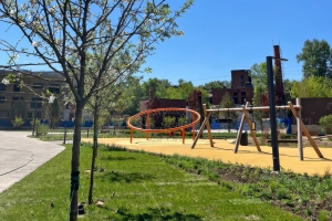 Более 800 кустарников и деревьев высадят в ЖК на северо-востоке столицы