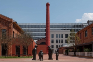 Скульптурная композиция Гвидо Делеу украсила площадь в квартале Lucky в ЦАО