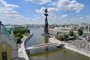 Прогулки по центру Москвы: пешеходный мост связал остров Балчуг и Крымскую набережную
