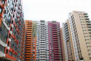 Возле корпуса 2 проблемного ЖК «Терлецкий парк» устанавливают опоры уличного освещения