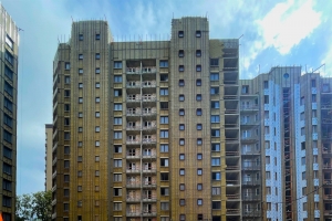 На стройплощадку проблемного ЖК «Воскресенское» поставлены лифты для корпуса 3