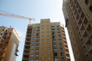 В корпусе 3 проблемного ЖК «Воскресенское» устанавливают стояки отопления