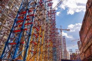 35-метровые колонны-«ножки» начали бетонировать в ЖК на набережной Тараса Шевченко