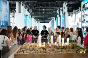 Блогер Саша Стоун провел экскурсию по экспозиции Градостроительного комплекса столицы в «Зарядье»