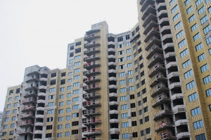 В жилой части проблемного ЖК «Квартал Триумфальный» смонтированы окна