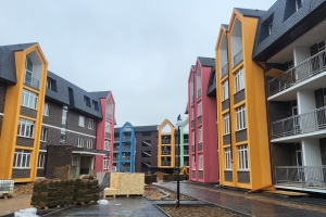 Началась укладка газона во дворе проблемного ЖК «Троицкая ривьера»