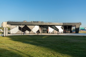 Территории около станций Троицкой линии метро благоустроены