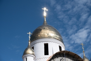 Храм Трех Святителей на Мосфильмовской улице украсят витражи