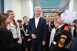 Собянин осмотрел обновленное здание школы в Раменках