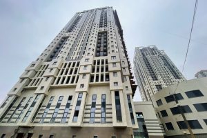 В проблемном ЖК «Академ Палас» смонтированы леса в зоне подъемника на корпусе В