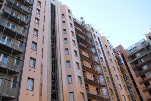 Завершена стяжка полов в квартирах секции Г первого корпуса проблемного ЖК «Воскресенское»