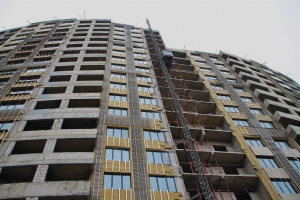 Началась облицовка лестничных маршей в секциях 1 и 2 проблемного ЖК «Квартал Триумфальный»