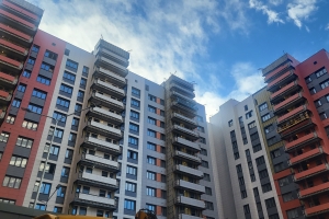 В блоке А второго корпуса проблемного ЖК «Терлецкий парк» начался монтаж светильников в МОП