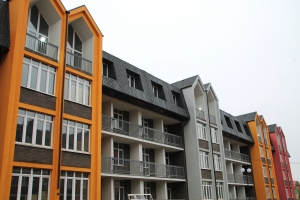 Во дворе проблемного ЖК «Троицкая ривьера» началась установка малых архитектурных форм