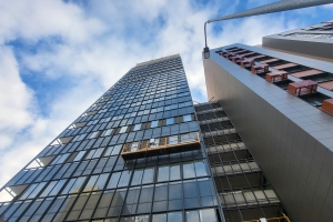 В блоках Е и Ж второго корпуса проблемного ЖК «Терлецкий парк» завершилось остекление