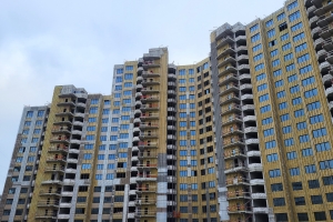 Смонтированы радиаторы отопления в МОП проблемного ЖК «Квартал Триумфальный»