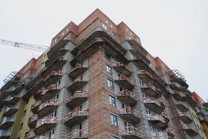 Начался монтаж витражей на лестничных клетках в первом корпусе проблемного ЖК «Воскресенское»