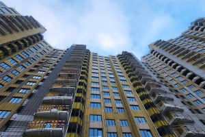 Началось остекление эркерных витражей на балконах проблемного ЖК «Квартал Триумфальный»