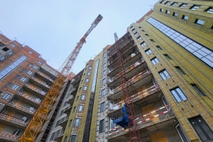 В первом корпусе проблемного ЖК «Воскресенское» завершено витражное остекление лестничных пролетов