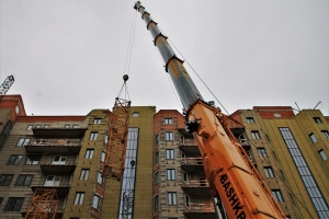 Начался демонтаж крана на первом корпусе проблемного ЖК «Воскресенское»
