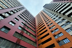 В блоке А второго корпуса проблемного ЖК «Терлецкий парк» покрасили балконы