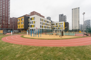 Панорамные окна и атриум: школу с креативным пространством построили на Волоколамском шоссе