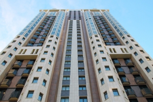 В проблемном ЖК «Академ Палас» завершена облицовка 13 входных групп