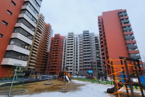 В паркинге проблемного ЖК «Терлецкий парк» установили секционные ворота и пожарные шторы