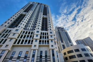 На корпусе Б проблемного ЖК «Академ Палас» убрали строительные леса