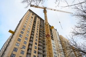 В новостройке по реновации в Южном Тушине монтируют фасад и кровлю