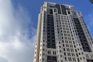 На кровле стилобата проблемного ЖК «Академ Палас» завершена кладка плитки