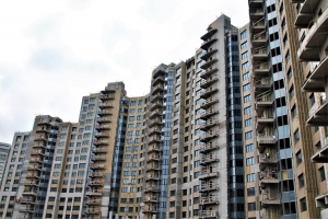 Монтаж квартирных дверей начался в проблемном ЖК «Квартал Триумфальный»