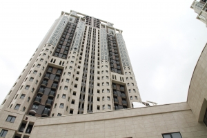 Завершена установка бортового камня со стороны корпусов А и В проблемного ЖК «Академ Палас»