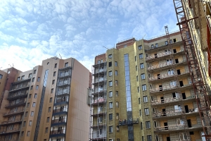 В первом корпусе проблемного ЖК «Воскресенское» начался монтаж лифтового оборудования