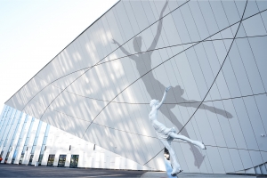 Статуя фигуристки украсила спорткомплекс в Мнёвниковской пойме