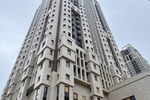 В проблемном ЖК «Академ Палас» уложен первый слой асфальта со стороны подпорной стены