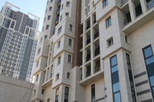 В проблемном ЖК «Академ Палас» началось асфальтирование и кладка брусчатки со стороны подпорной стены