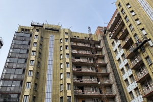 Началась укладка керамической плитки в МОП первого корпуса проблемного ЖК «Воскресенское»