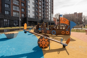 Около 20 спортивных и детских площадок оборудовали возле новостроек по реновации в марте