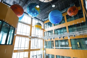 Макеты планет Солнечной системы украсят многосветное пространство школы в районе Филёвский Парк